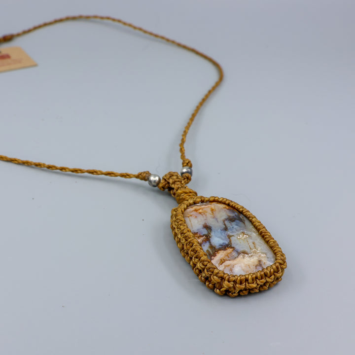 Agate macrame necklace detail view